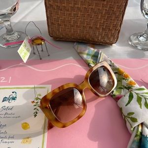 Illesteva Anastasia Sunglasses Amber W/Brown Gradient